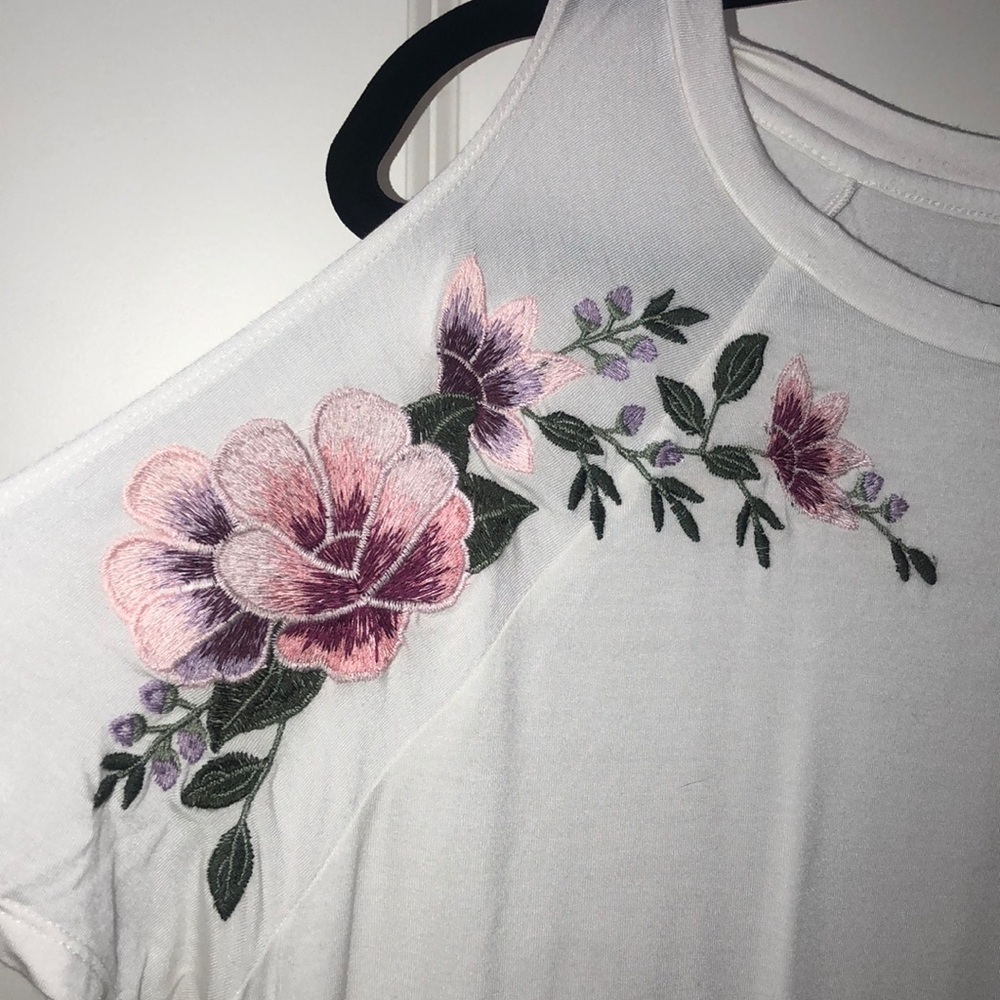 AE Cold Shoulder Top - Picture 2 of 3